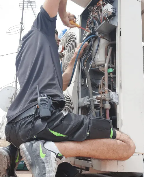 Técnico cualificado reparando un aire acondicionado Mitsubishi